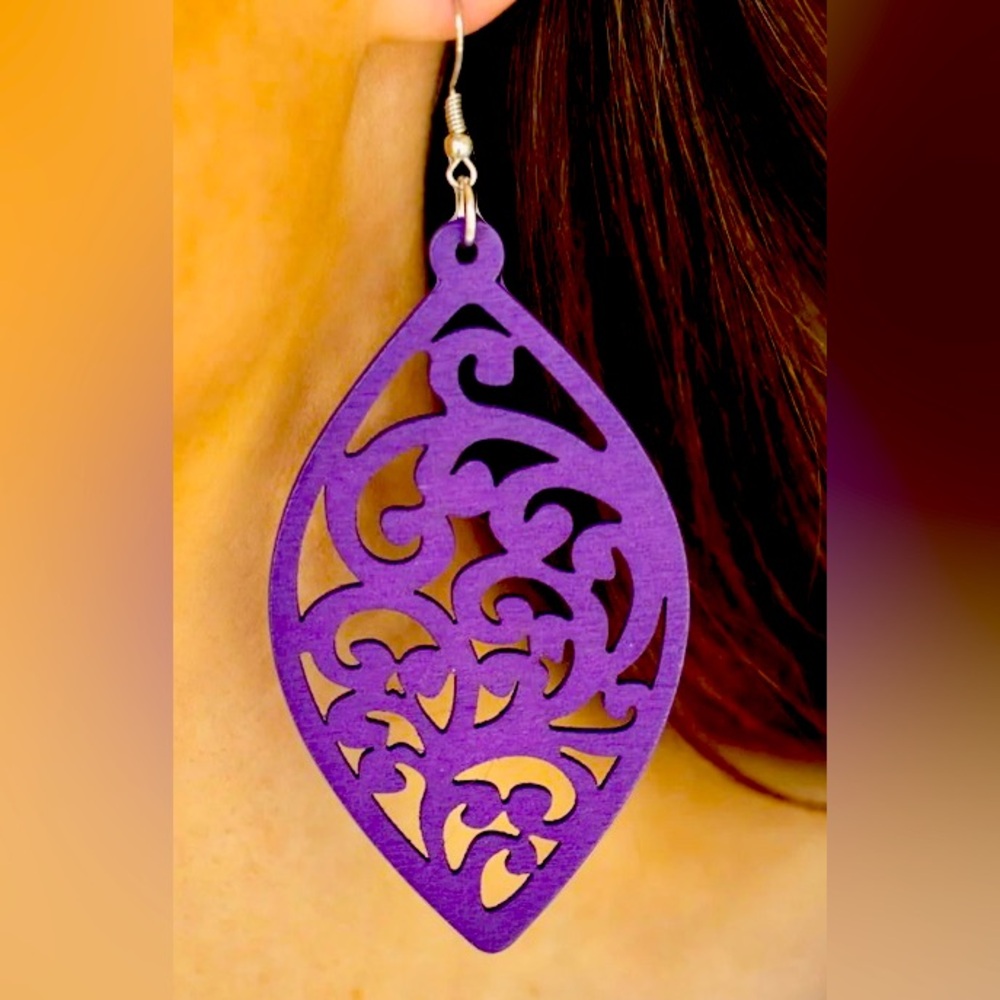 NWT wooden filigree earrings purple lightweight and edgy🔥